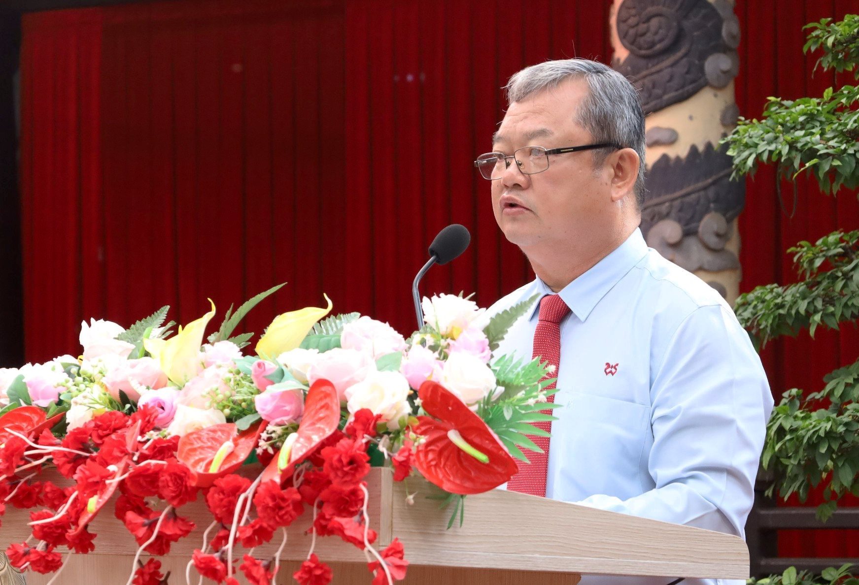 Ông Đinh Một, Giám đốc Bảo tàng Đắk Lắk trình bày diễn văn ôn lại lịch sử ngày 27/10/1945.